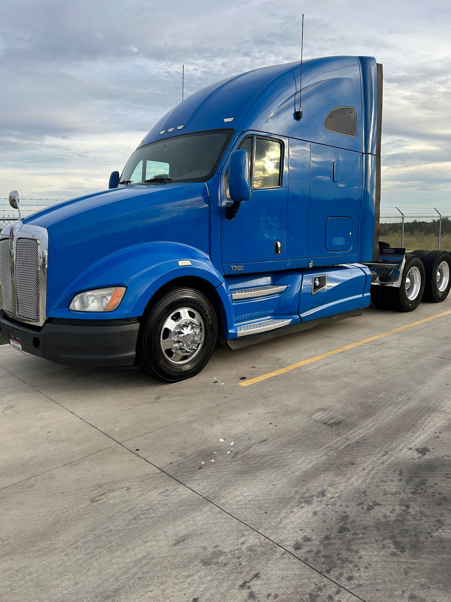 2012 Kenworth T700 Semi Sleeper Truck 2023M0186