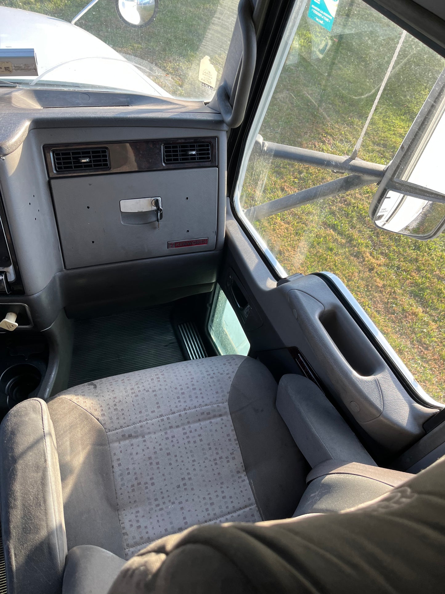 2010 Kenworth T660 Sleeper Semi-Truck Cummins ISXST 2023M0185