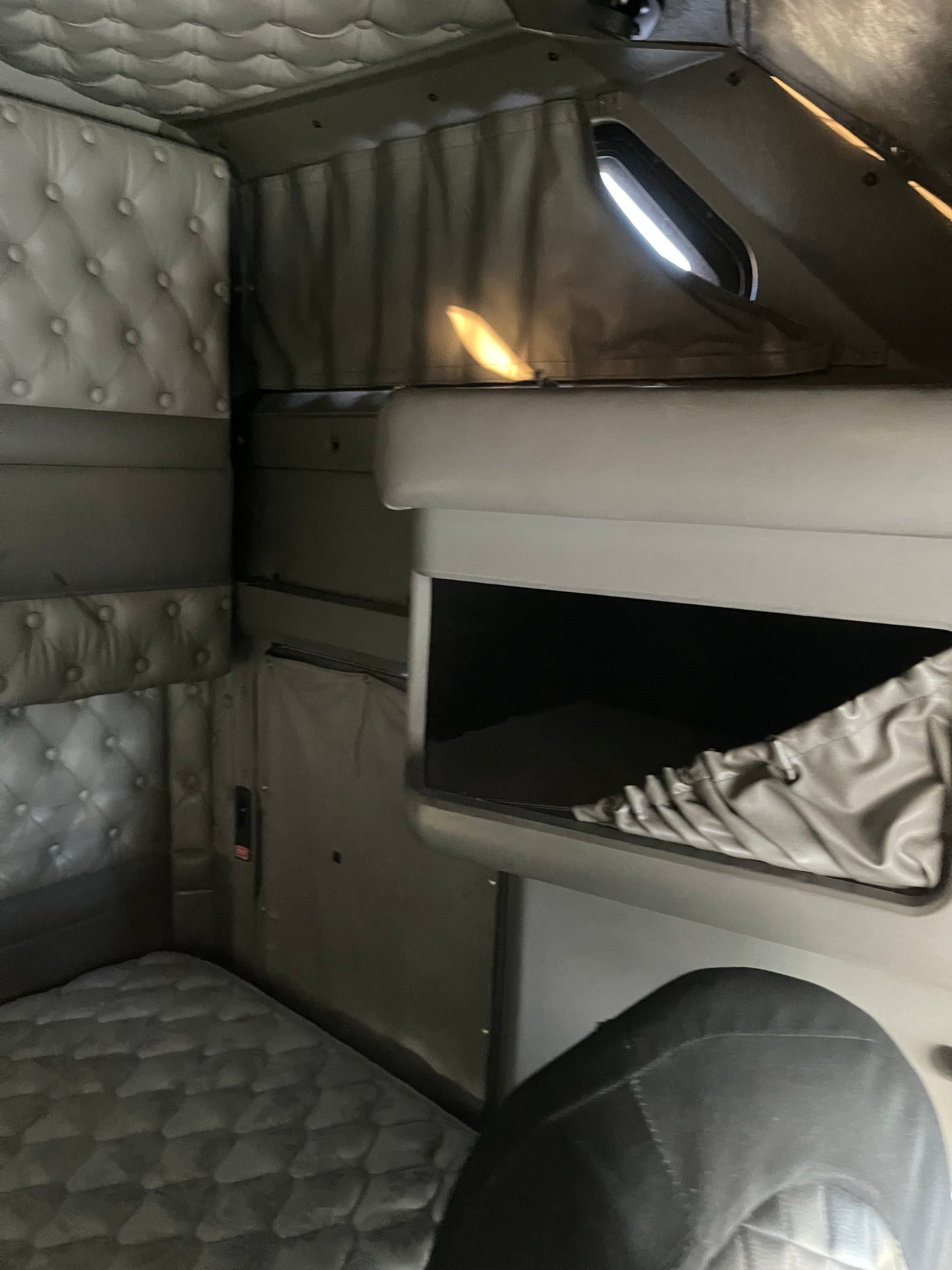 2010 Kenworth T660 Sleeper Semi-Truck Cummins ISXST 2023M0185
