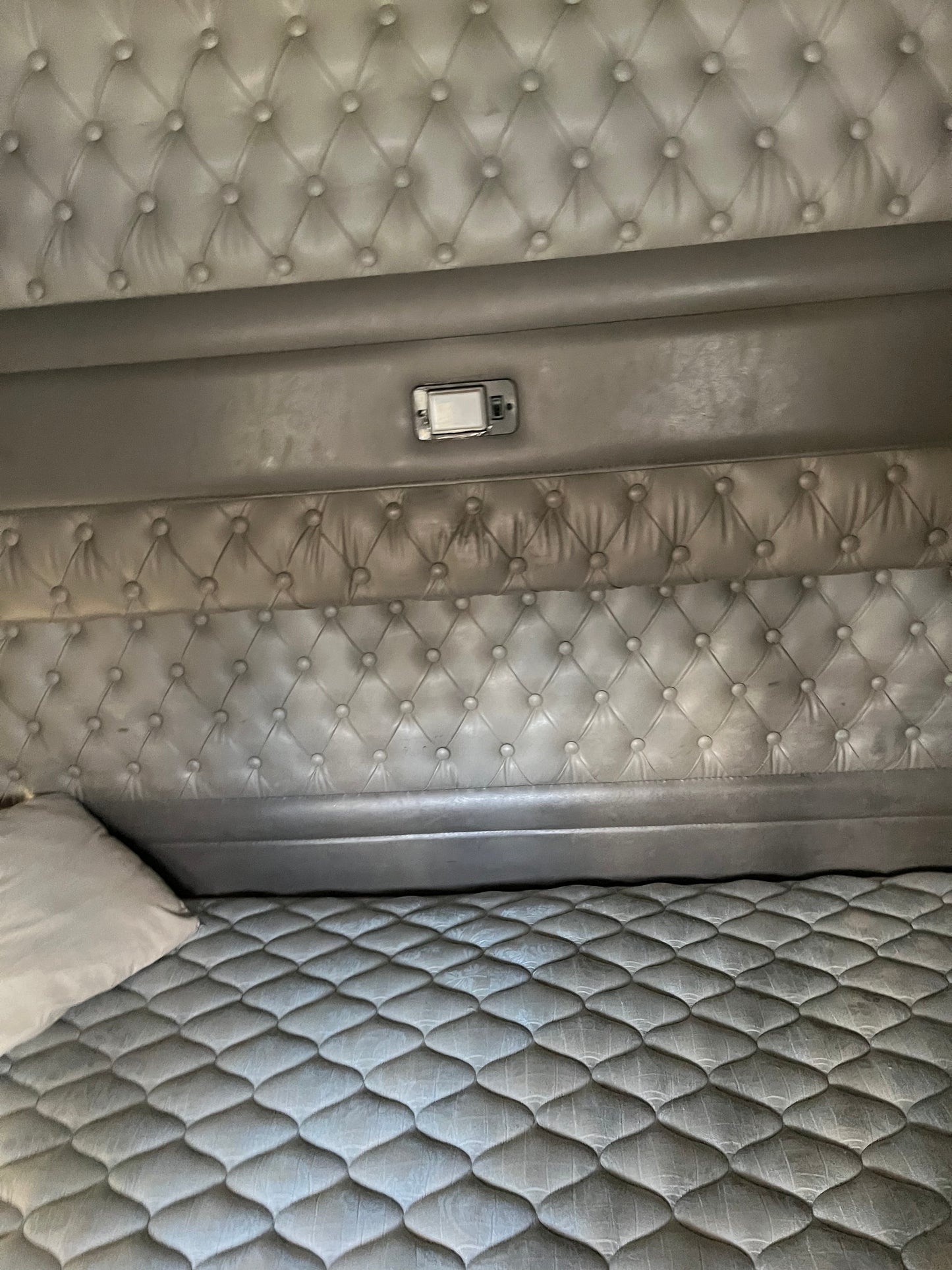 2010 Kenworth T660 Sleeper Semi-Truck Cummins ISXST 2023M0185