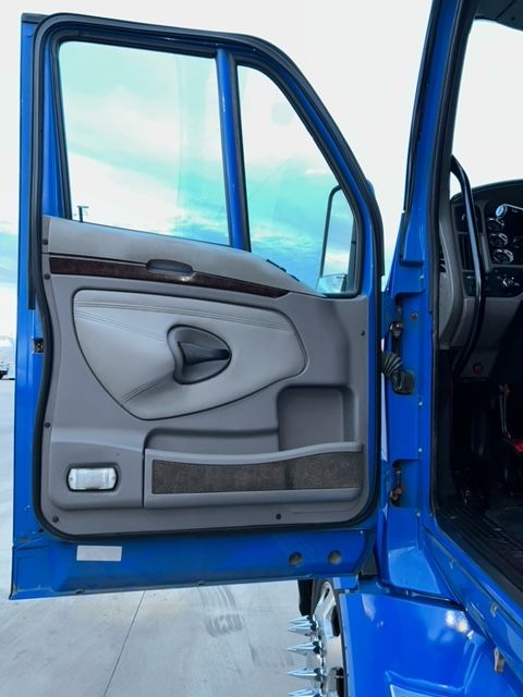 2012 Kenworth T700 Semi Sleeper Truck 2023M0186