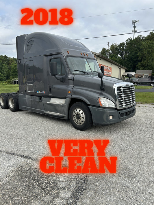 2018 Freightliner Cascadia Semi Sleeper Truck 2025M0125