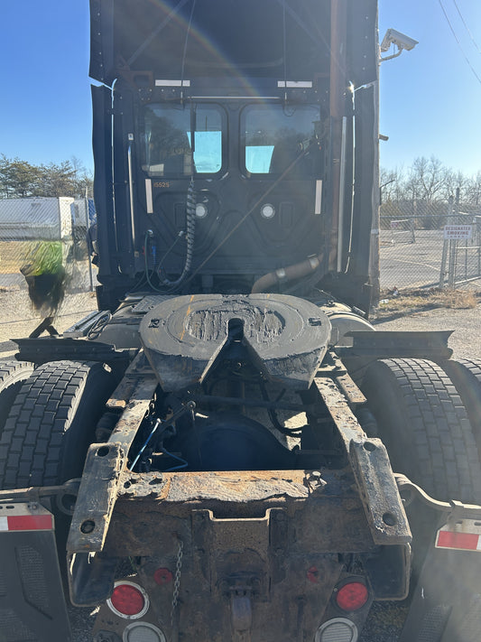 MECHANIC SPECIAL! HAS A COOLANT LEAK NEAR BELL HOUSING 2017 Freightliner Cascadia Single Axle 2026M0127