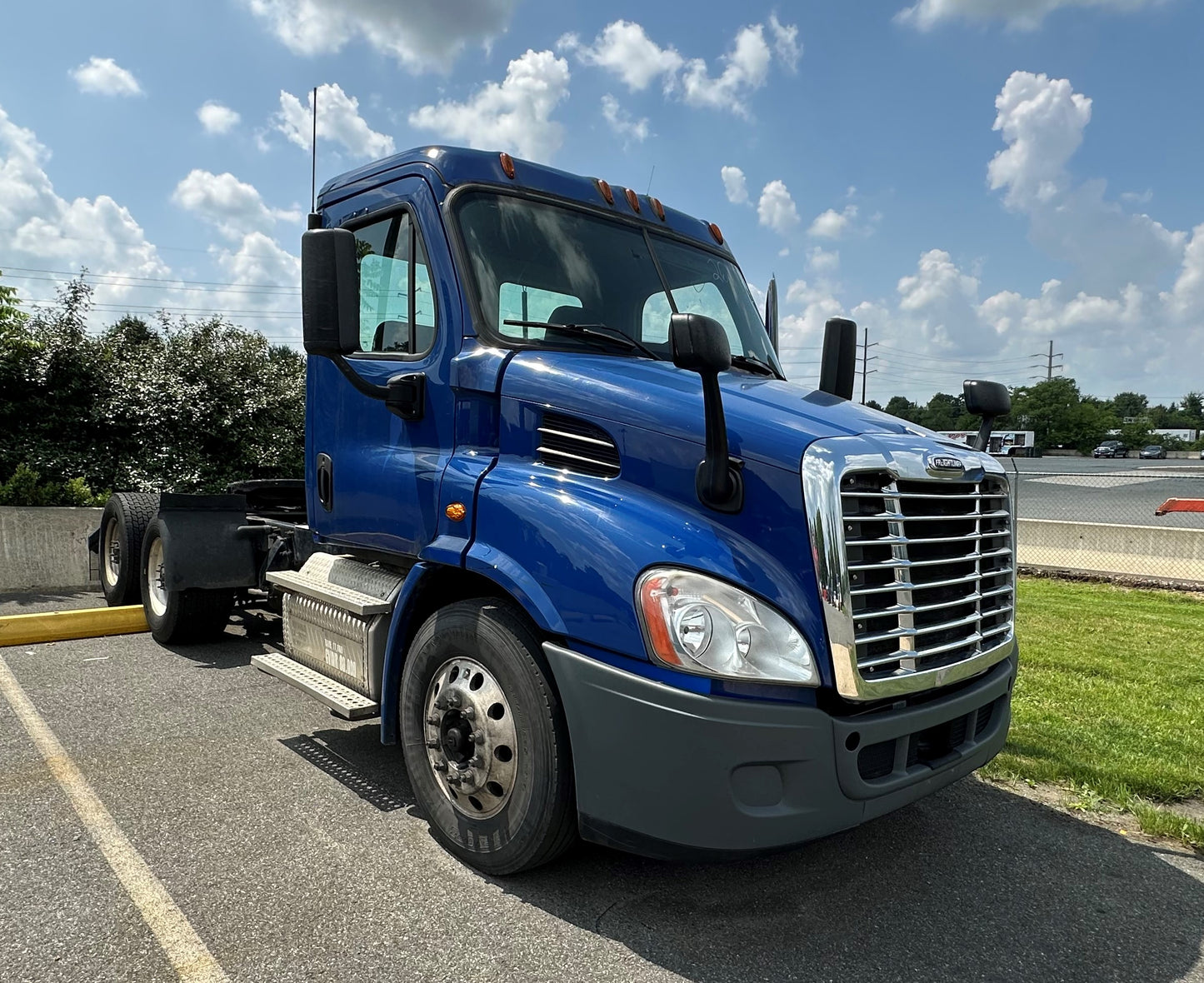 2016 FREIGHTLINER CASCADIA DAYCAB SEMI-TRUCK SKU 2023M0161