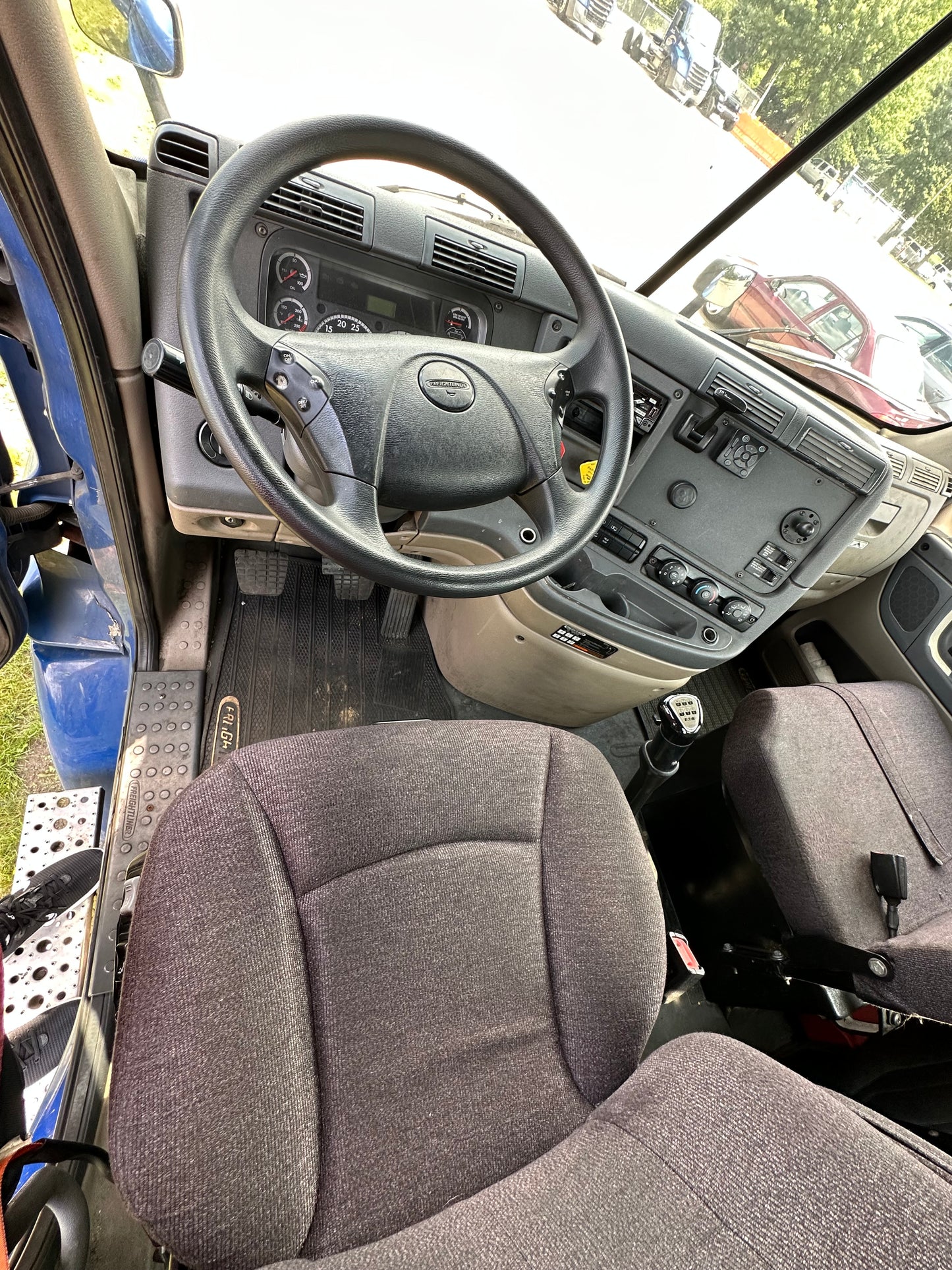 2016 FREIGHTLINER CASCADIA DAYCAB SEMI-TRUCK SKU 2023M0161
