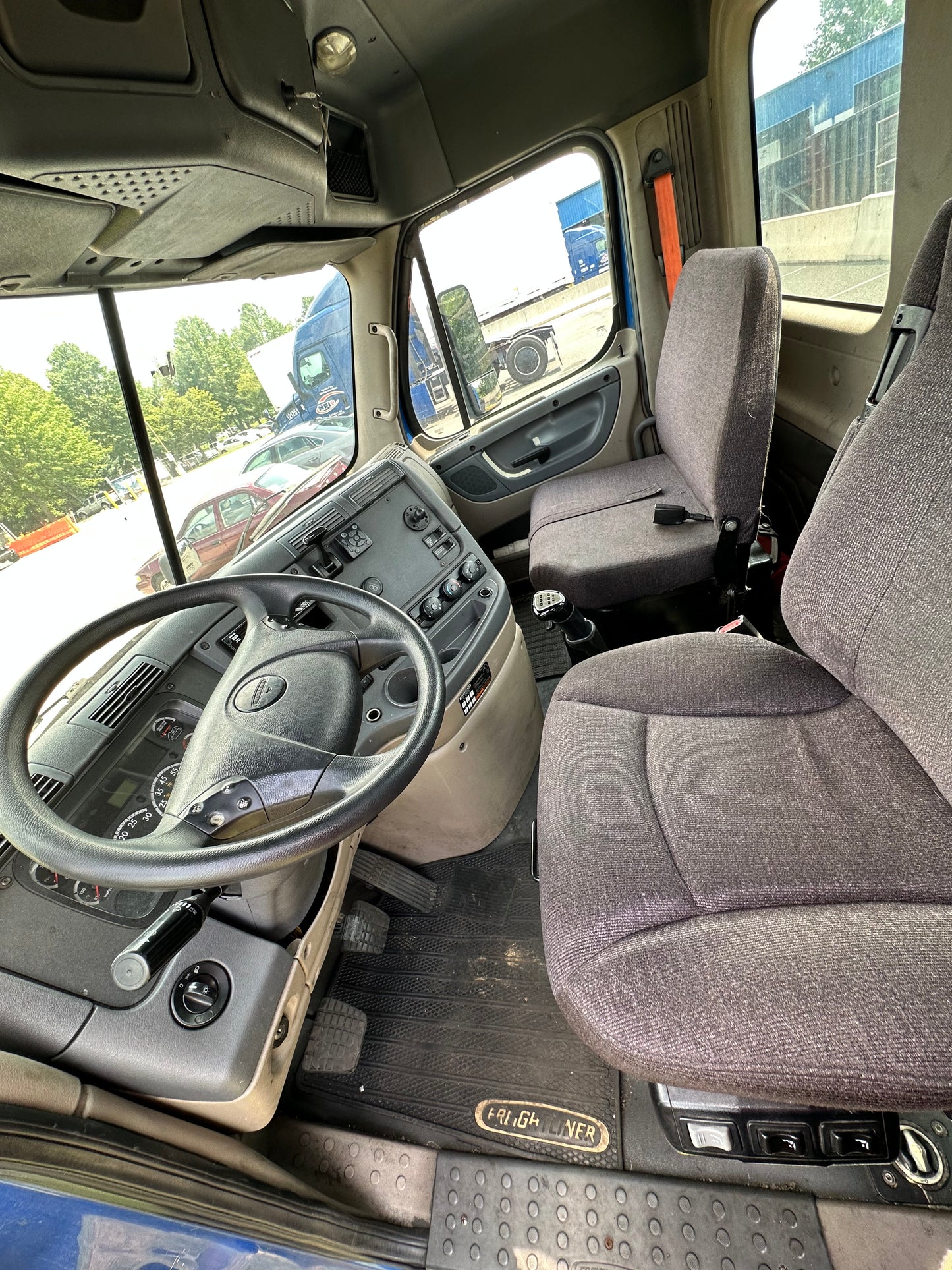 2016 FREIGHTLINER CASCADIA DAYCAB SEMI-TRUCK SKU 2023M0161