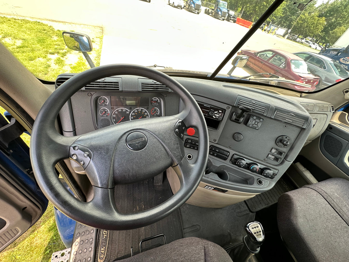 2016 FREIGHTLINER CASCADIA DAYCAB SEMI-TRUCK SKU 2023M0161