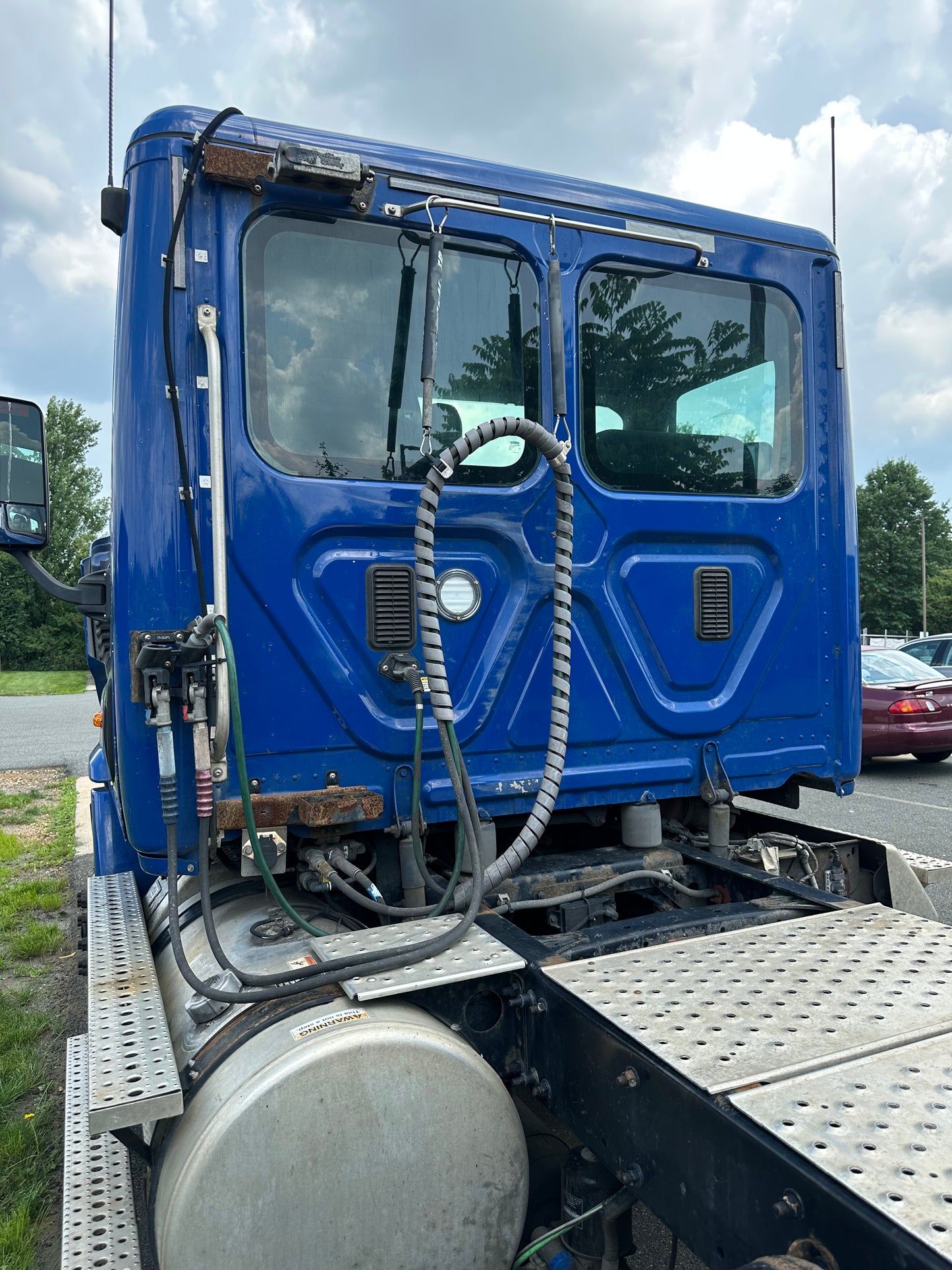 2016 FREIGHTLINER CASCADIA DAYCAB SEMI-TRUCK SKU 2023M0161