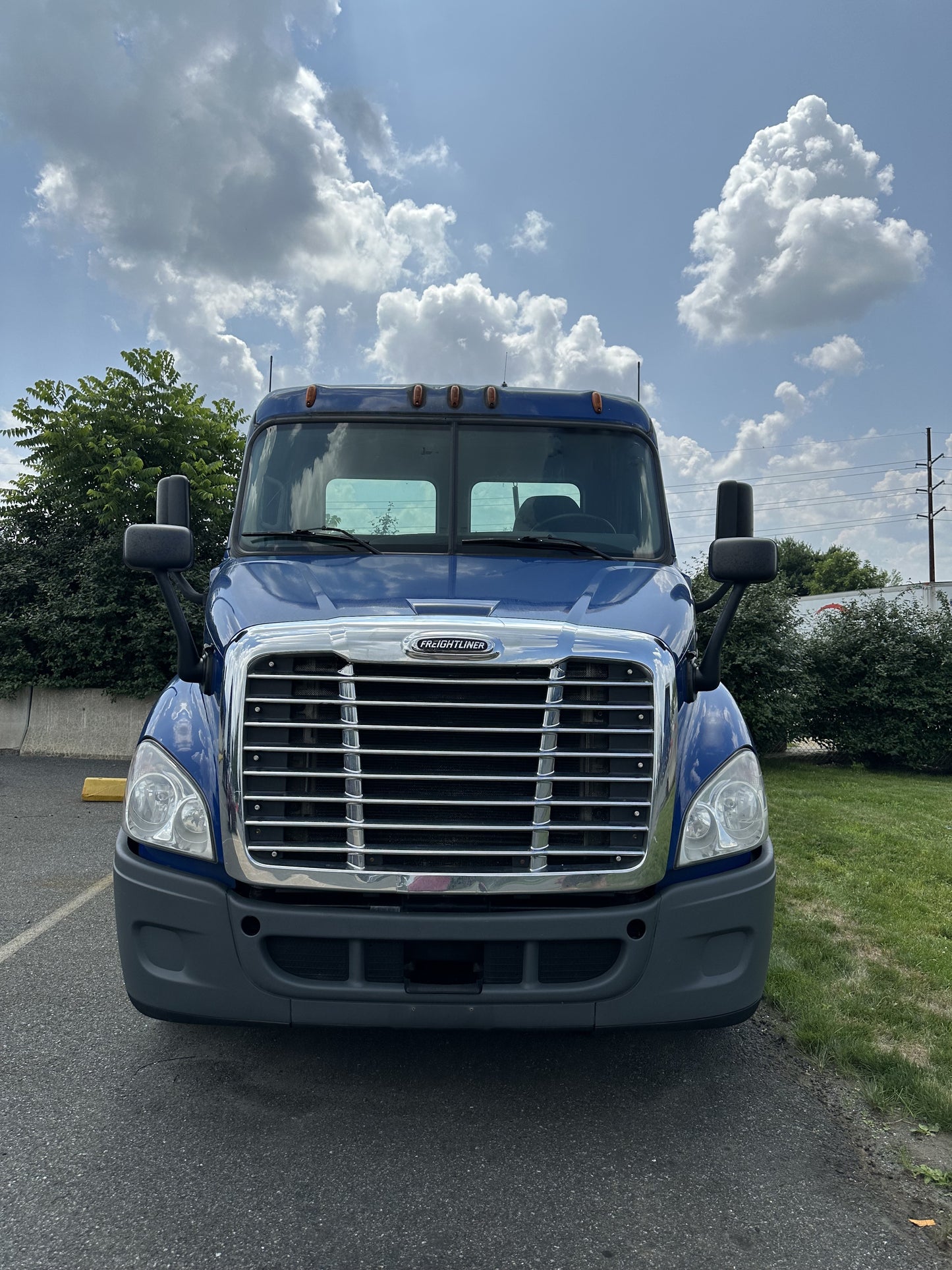2016 FREIGHTLINER CASCADIA DAYCAB SEMI-TRUCK SKU 2023M0161