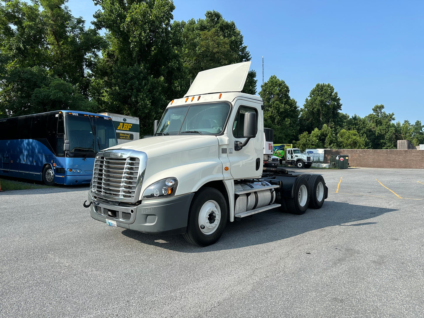 2015 FREIGHTLINER CASCADIA DAYCAB SEMI-TRUCK 2023M0151