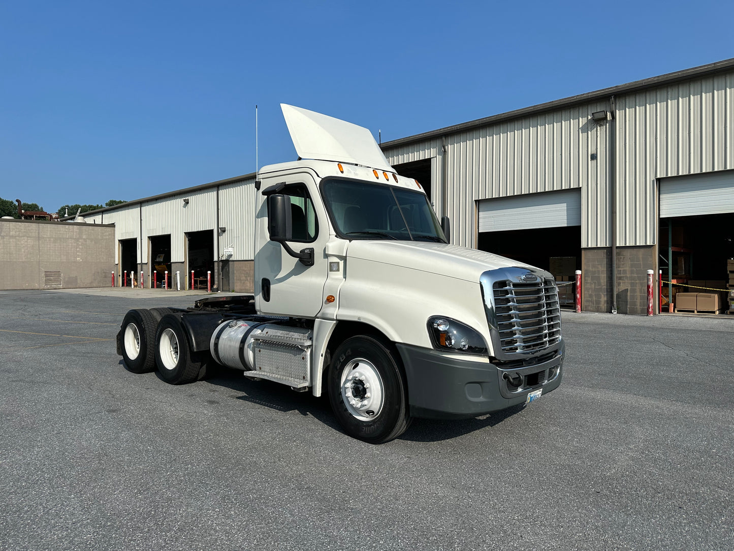 2015 FREIGHTLINER CASCADIA DAYCAB SEMI-TRUCK 2023M0151