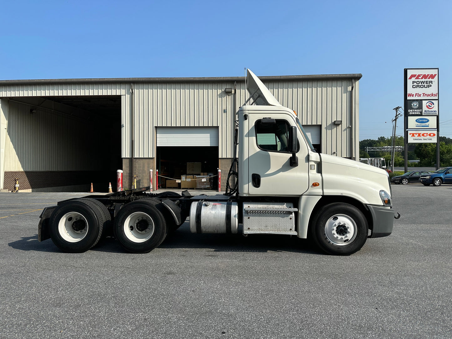 2015 FREIGHTLINER CASCADIA DAYCAB SEMI-TRUCK 2023M0151