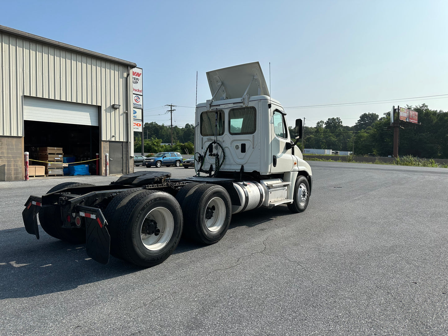 2015 FREIGHTLINER CASCADIA DAYCAB SEMI-TRUCK 2023M0151