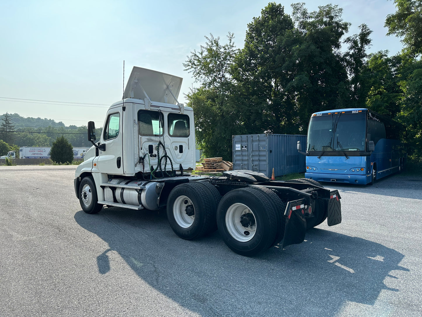2015 FREIGHTLINER CASCADIA DAYCAB SEMI-TRUCK 2023M0151