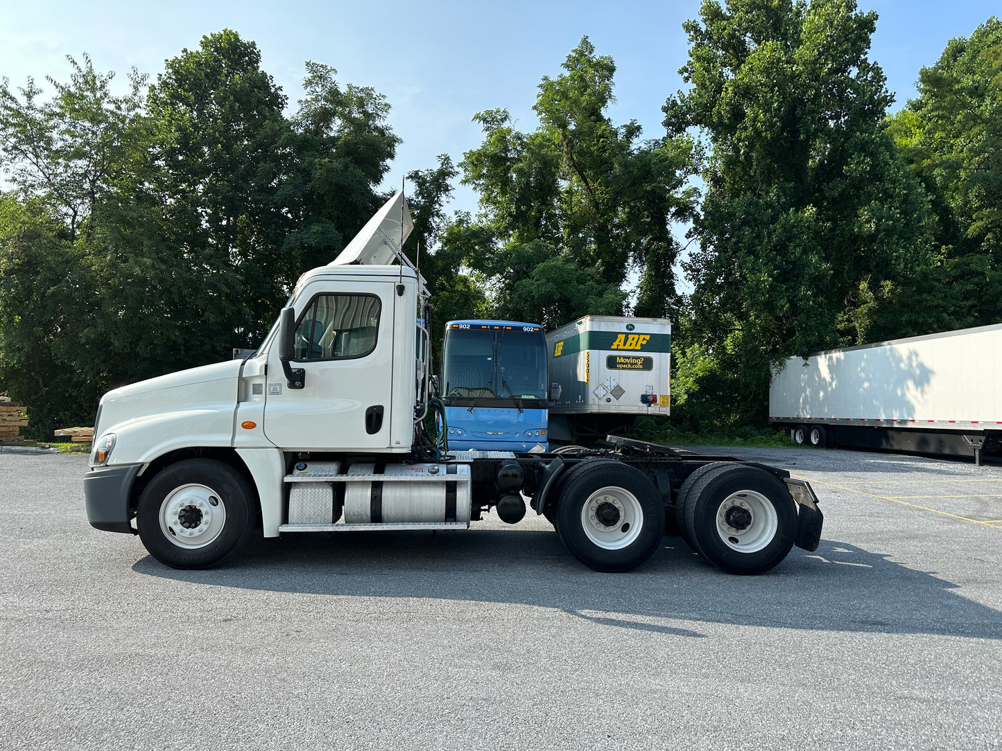 2015 FREIGHTLINER CASCADIA DAYCAB SEMI-TRUCK 2023M0151