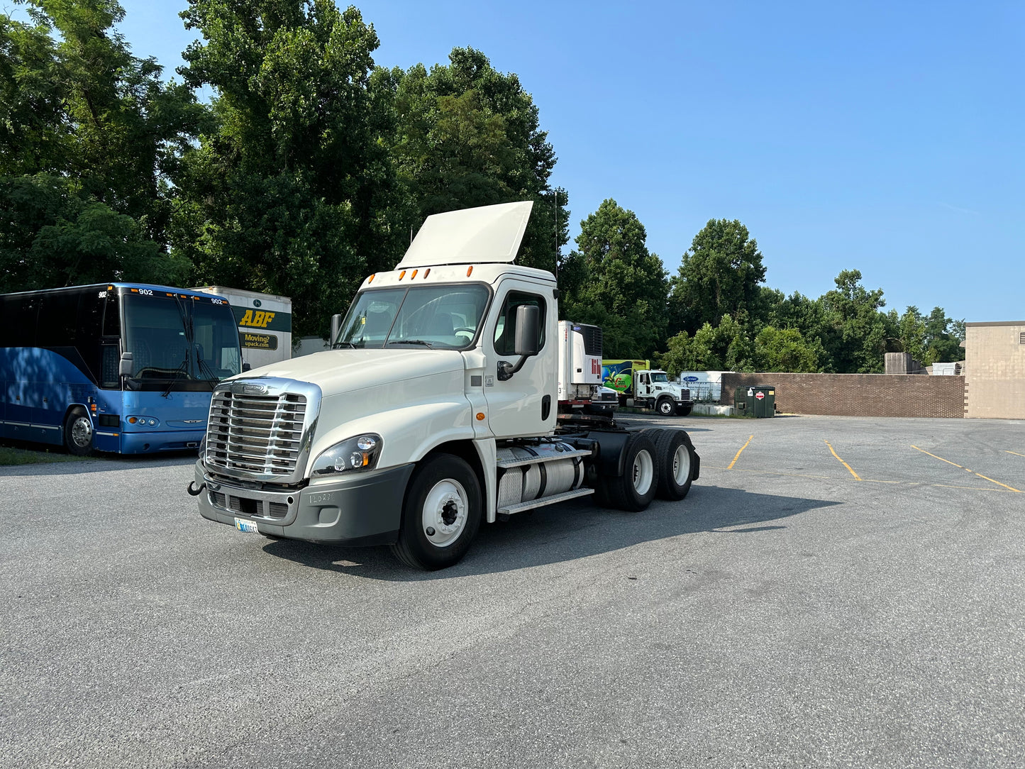 2015 FREIGHTLINER CASCADIA DAYCAB SEMI-TRUCK 2023M0151