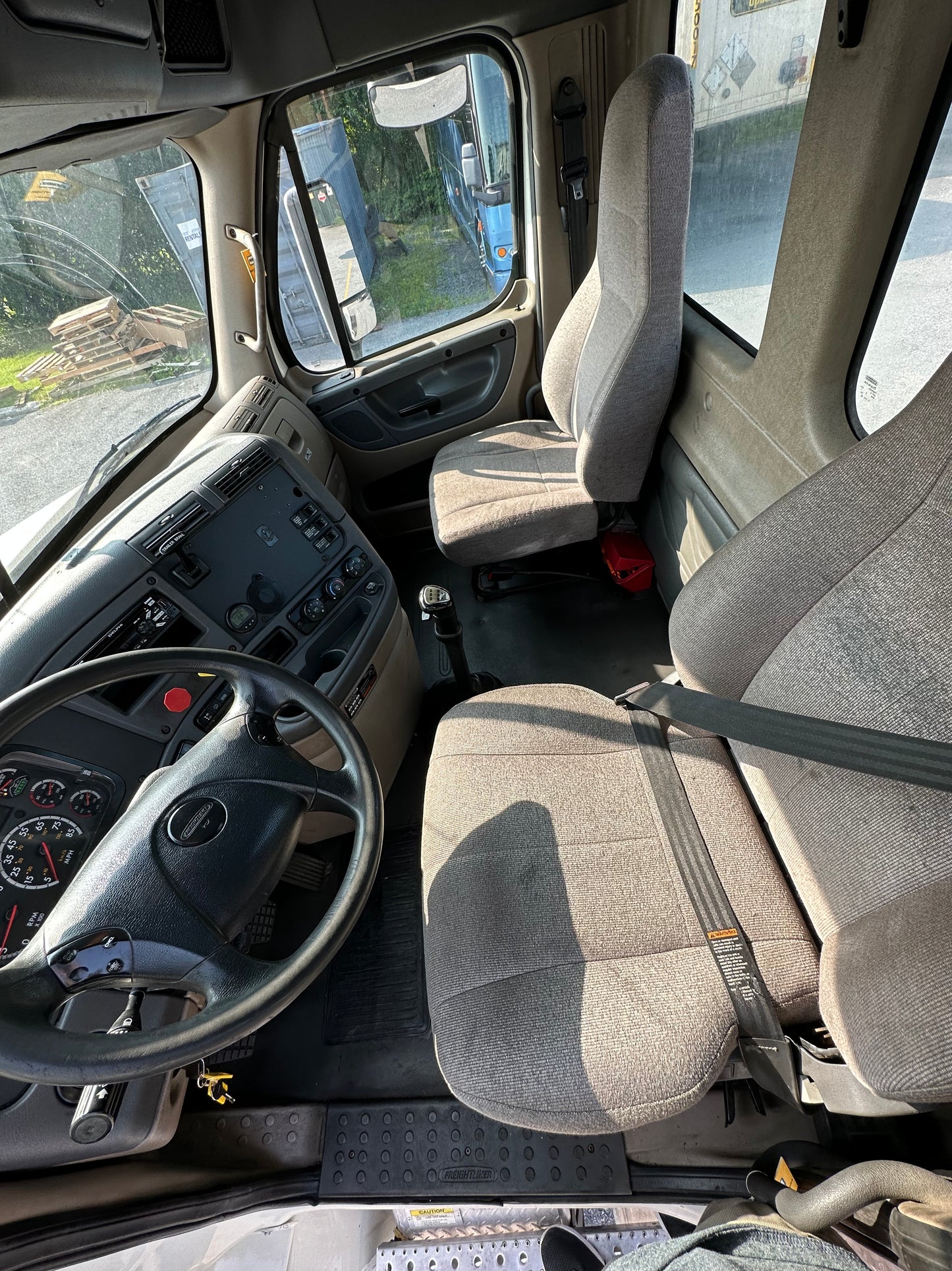 2015 FREIGHTLINER CASCADIA DAYCAB SEMI-TRUCK 2023M0151