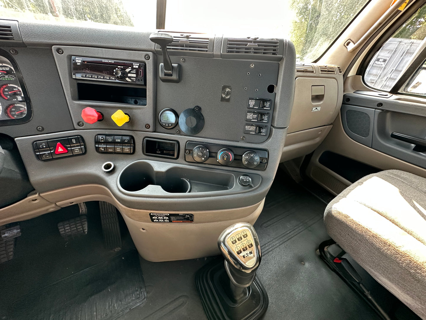 2015 FREIGHTLINER CASCADIA DAYCAB SEMI-TRUCK 2023M0151