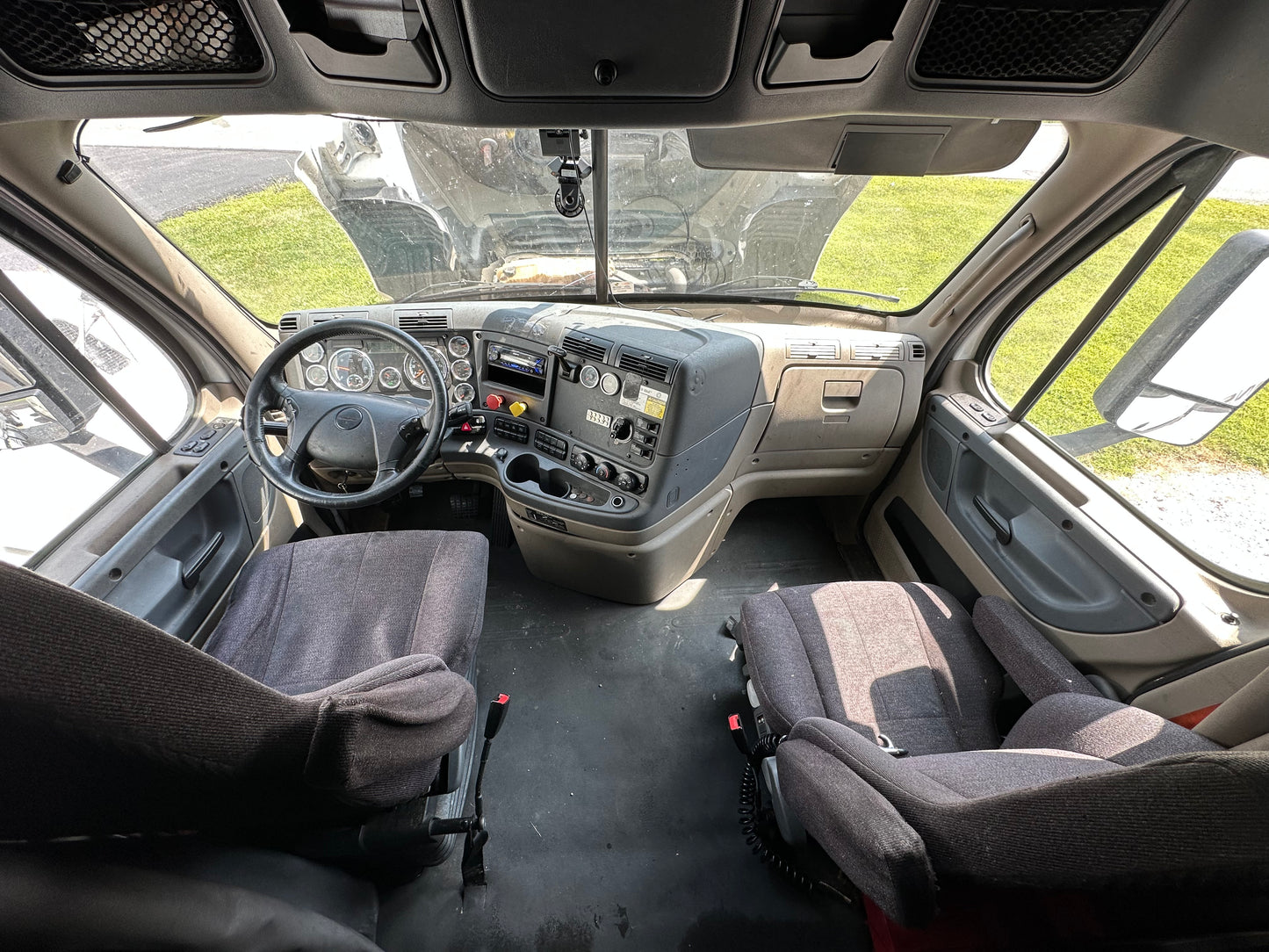 2016 FREIGHTLINER CASCADIA SLEEPER SEMI-TRUCK SKU 2023M0146