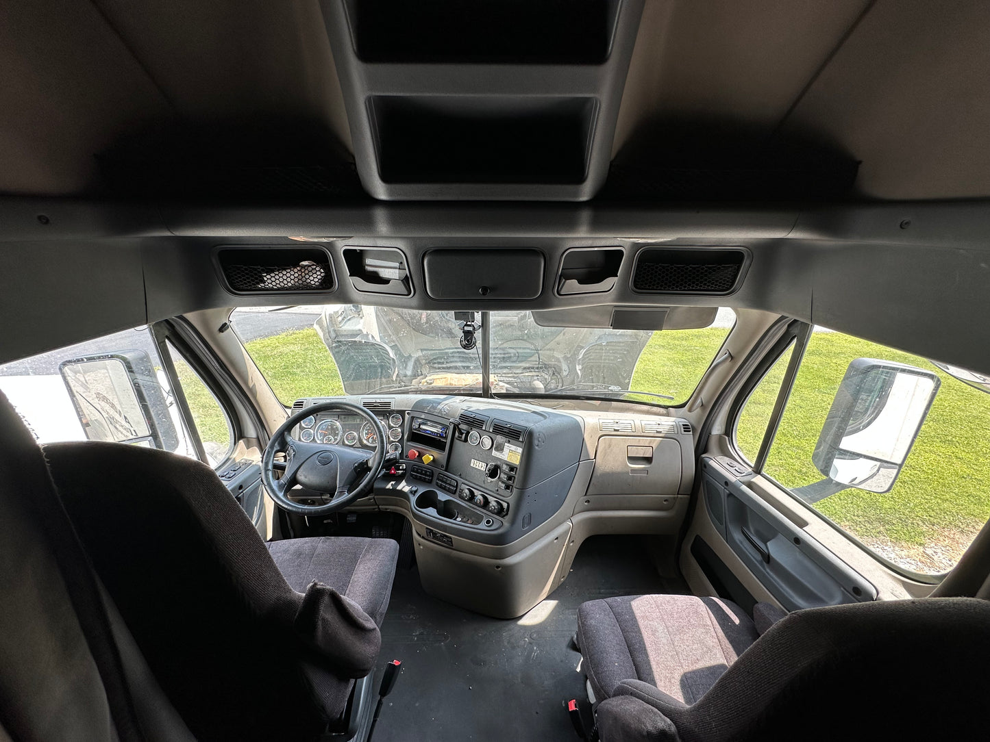 2016 FREIGHTLINER CASCADIA SLEEPER SEMI-TRUCK SKU 2023M0146