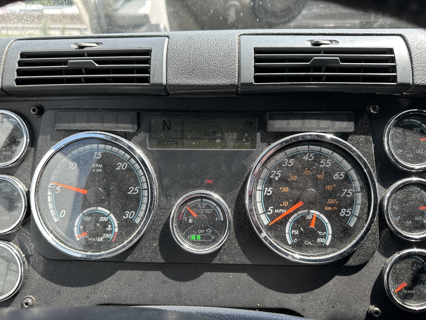 2016 FREIGHTLINER CASCADIA SLEEPER SEMI-TRUCK SKU 2023M0146