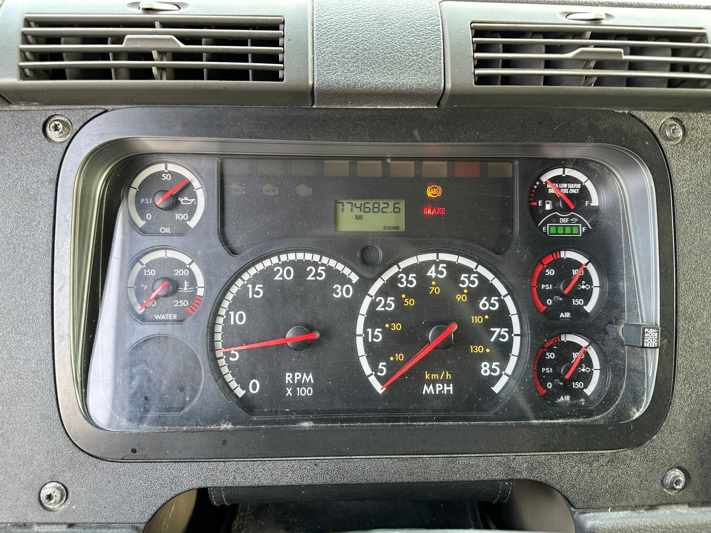 2012 FREIGHTLINER CASCADIA SLEEPER SEMI-TRUCK 2023M0180