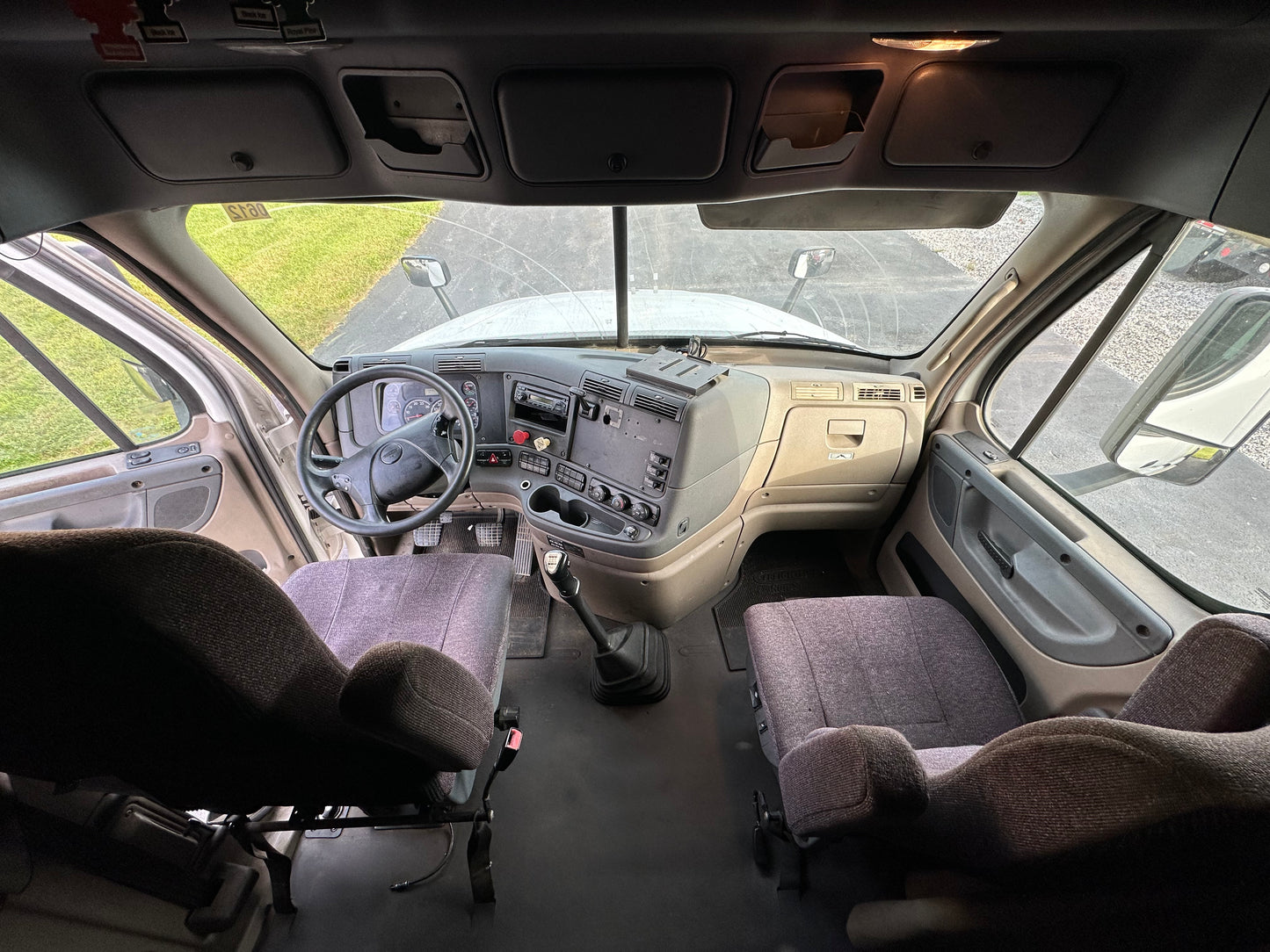 2012 FREIGHTLINER CASCADIA SLEEPER SEMI-TRUCK 2023M0180