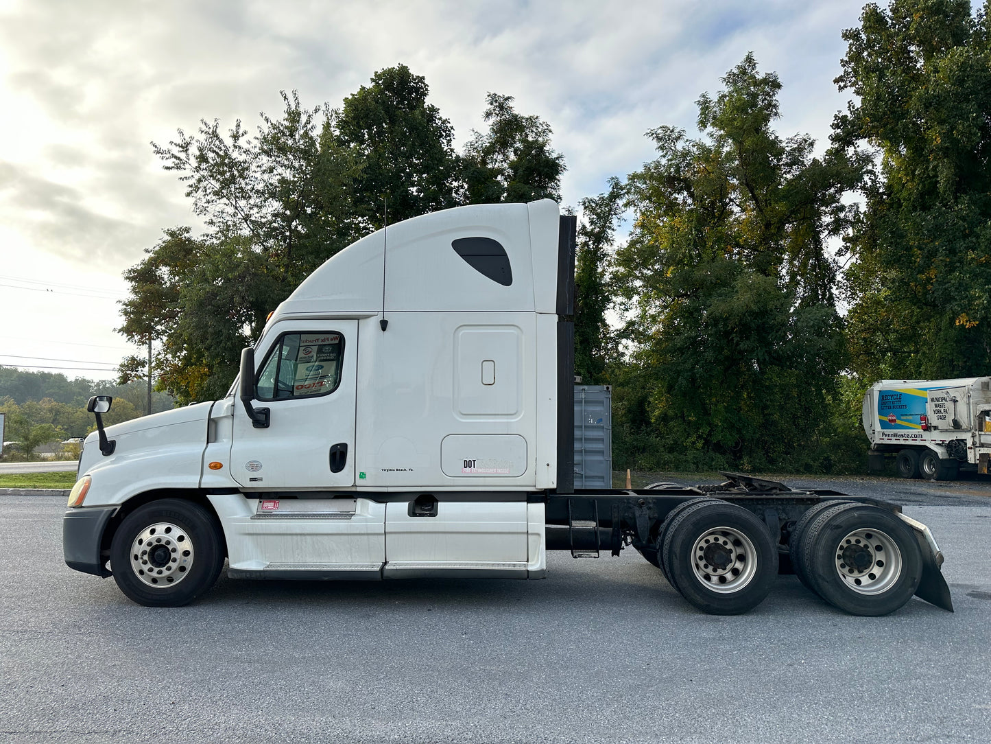 2012 FREIGHTLINER CASCADIA SLEEPER SEMI-TRUCK 2023M0180