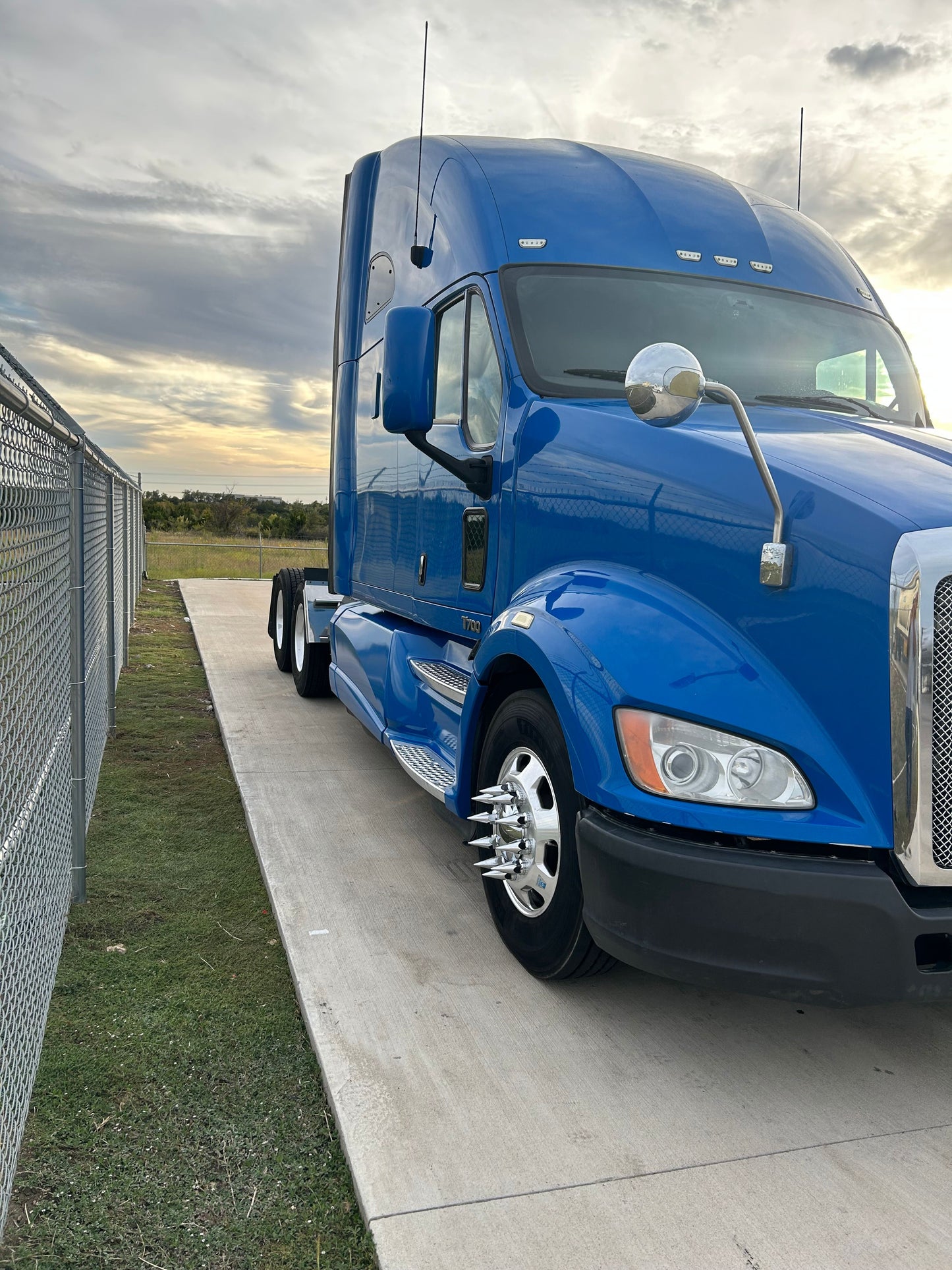 2012 Kenworth T700 Semi Sleeper Truck 2023M0186