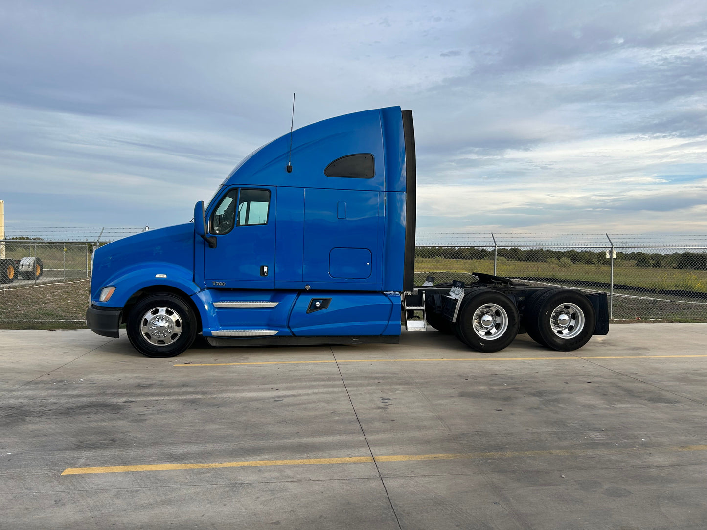 2012 Kenworth T700 Semi Sleeper Truck 2023M0186