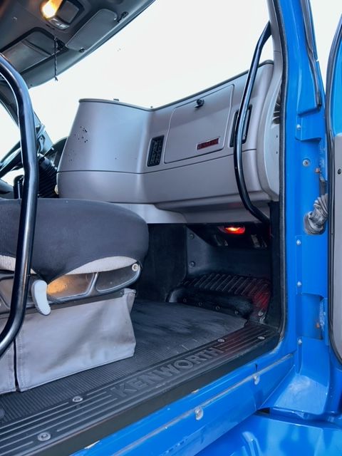 2012 Kenworth T700 Semi Sleeper Truck 2023M0186