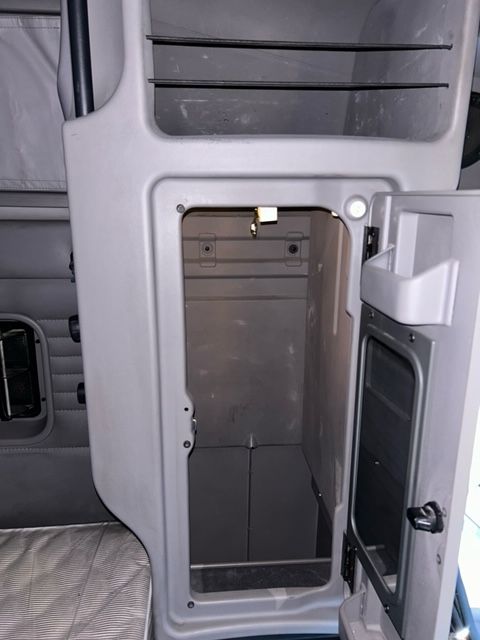 2012 Kenworth T700 Semi Sleeper Truck 2023M0186