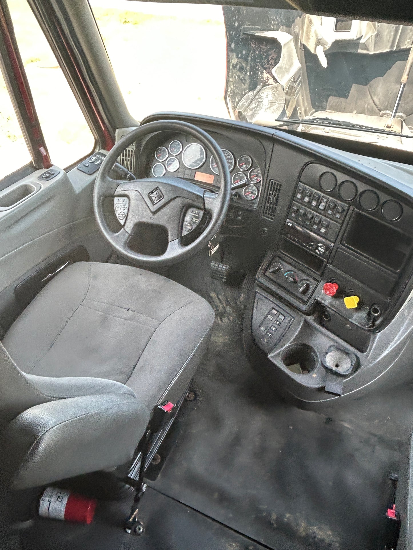 2015 International  CUMMINS Sleeper semi truck 2024M0135