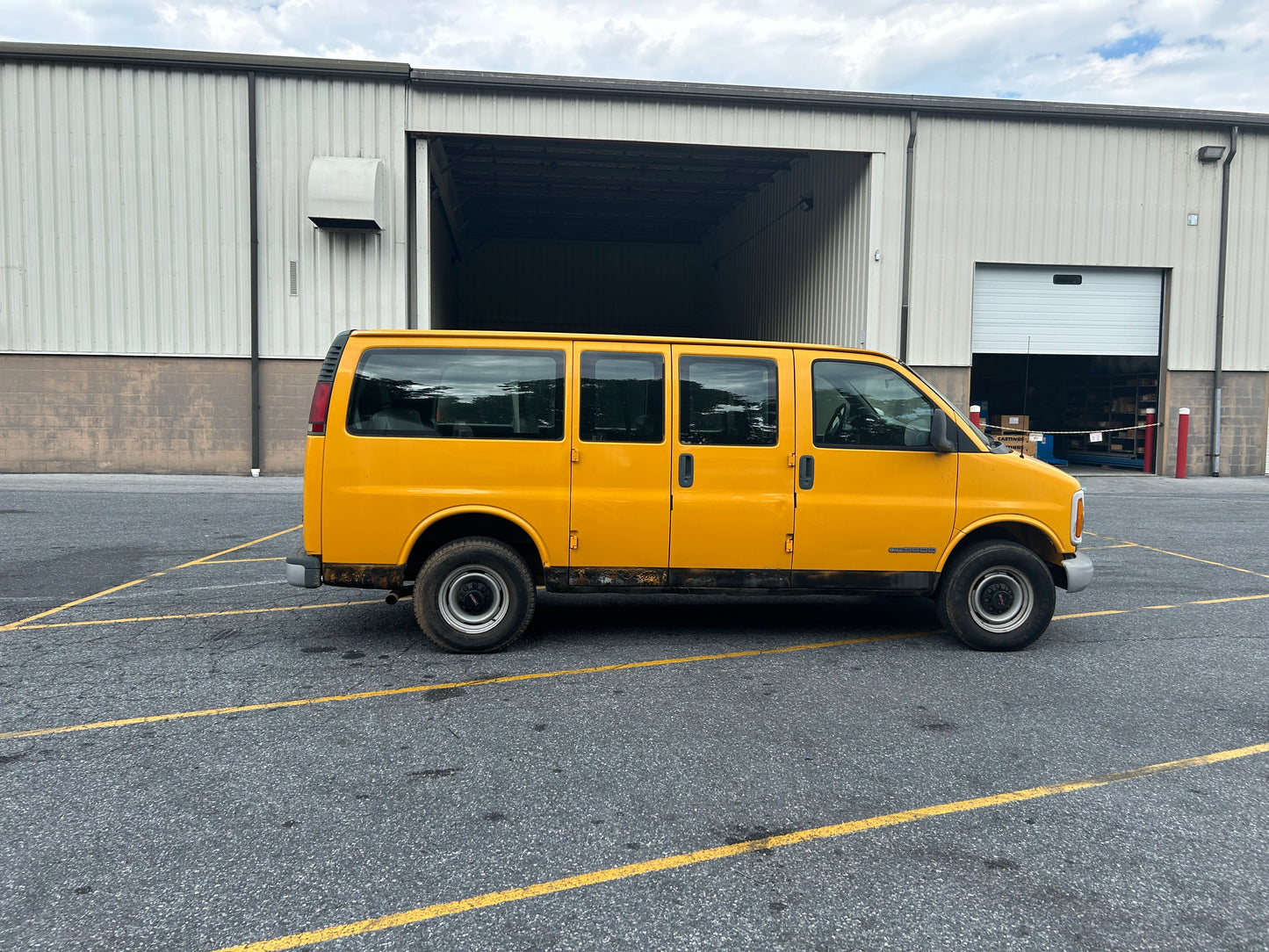 2002 GMC 3500 Savanna 10 person Van 2024M0138