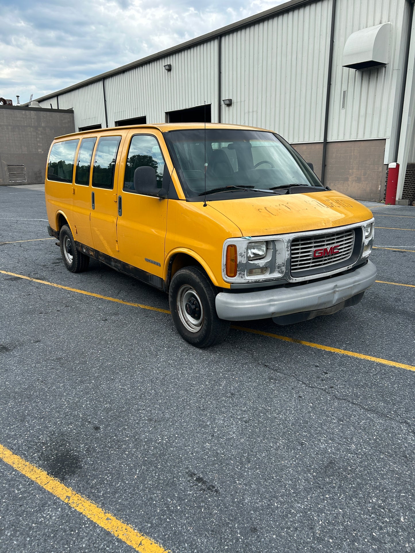 2002 GMC 3500 Savanna 10 person Van 2024M0138