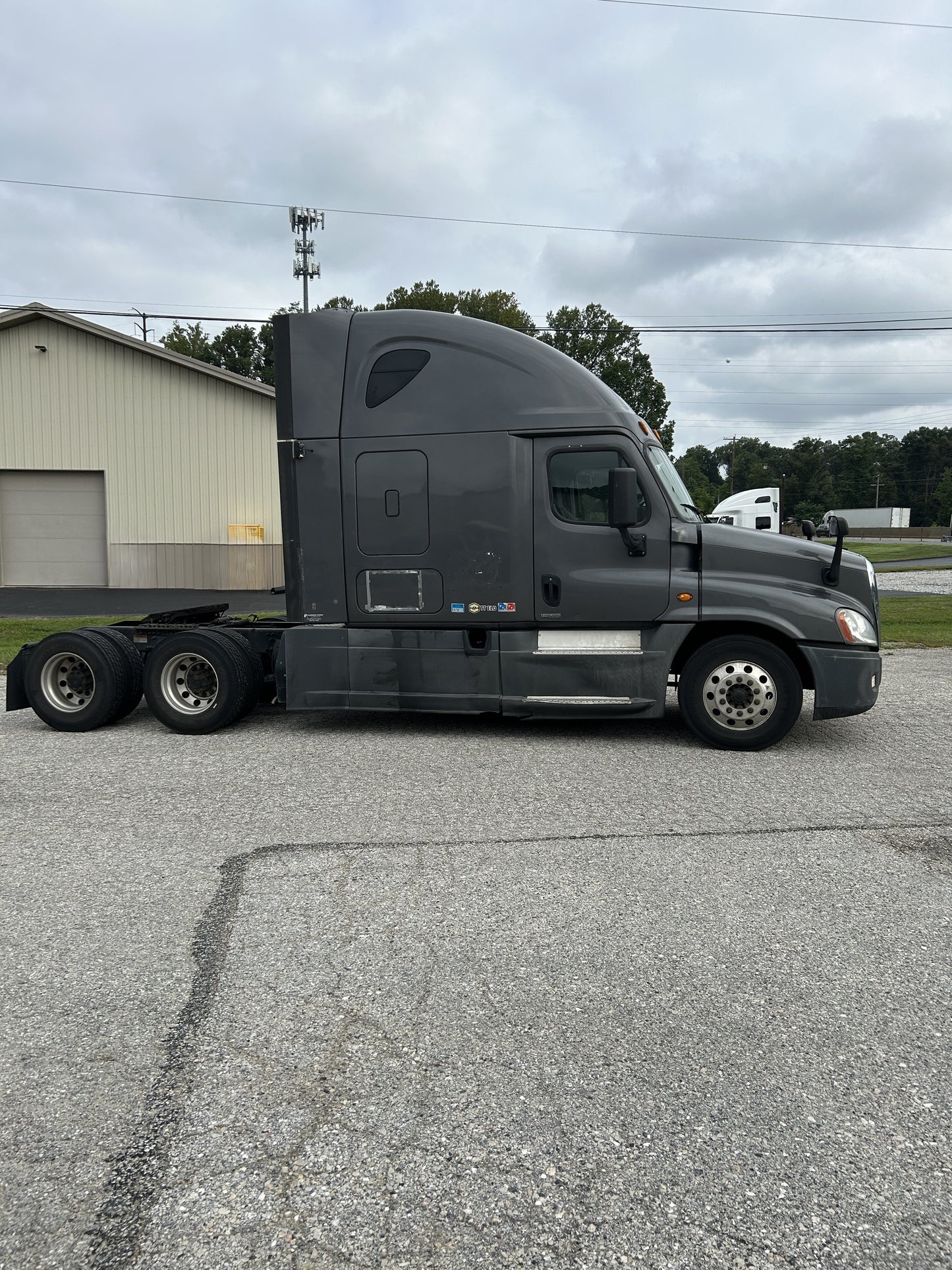 2018 Freightliner Cascadia Semi Sleeper Truck 2025M0125