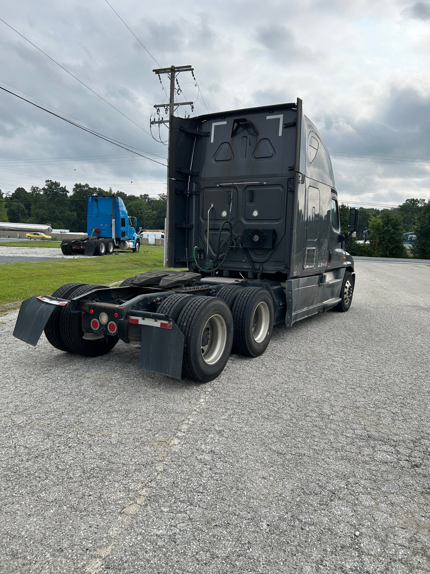 2018 Freightliner Cascadia Semi Sleeper Truck 2025M0125