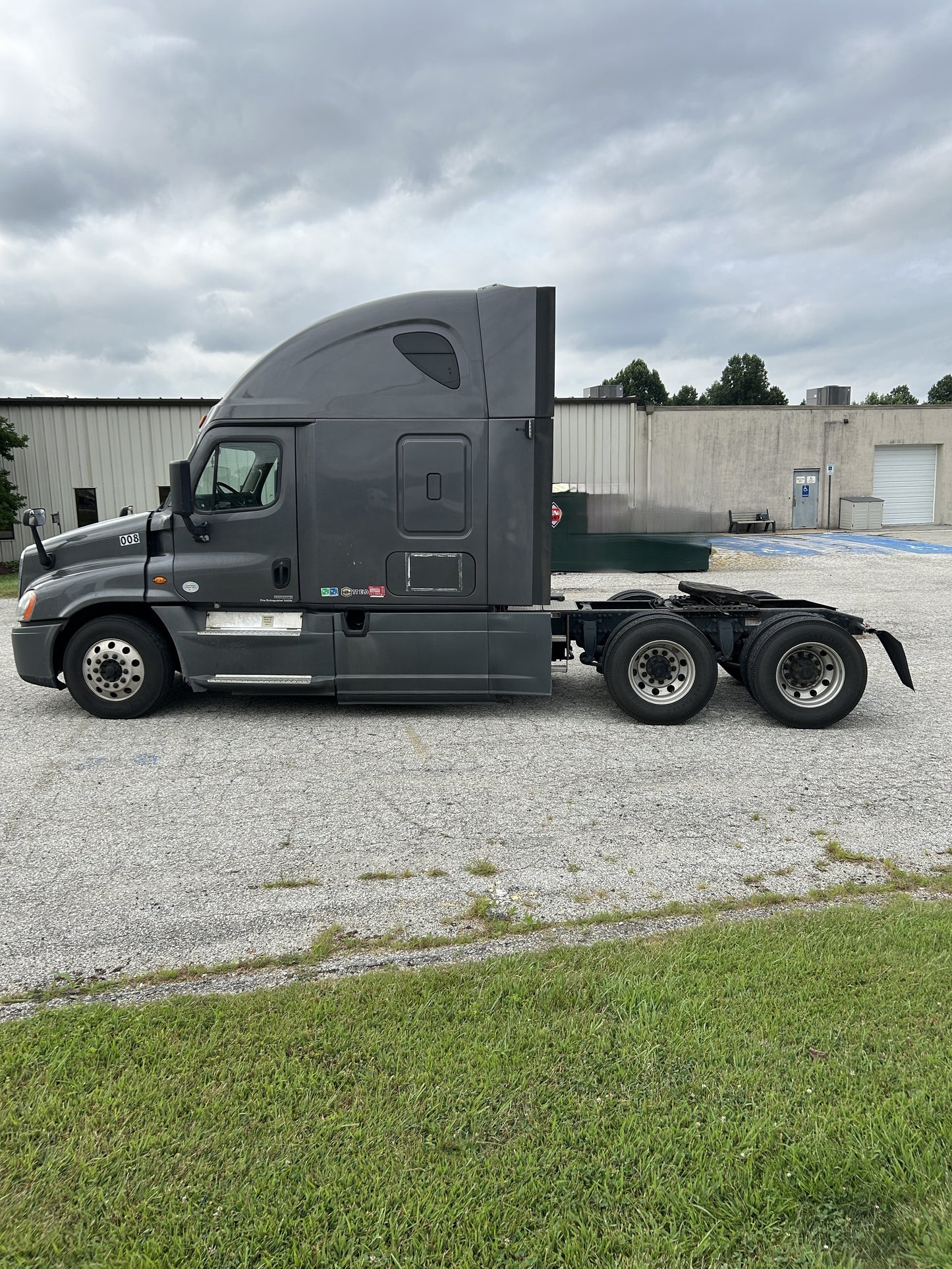 2018 Freightliner Cascadia Semi Sleeper Truck 2025M0125