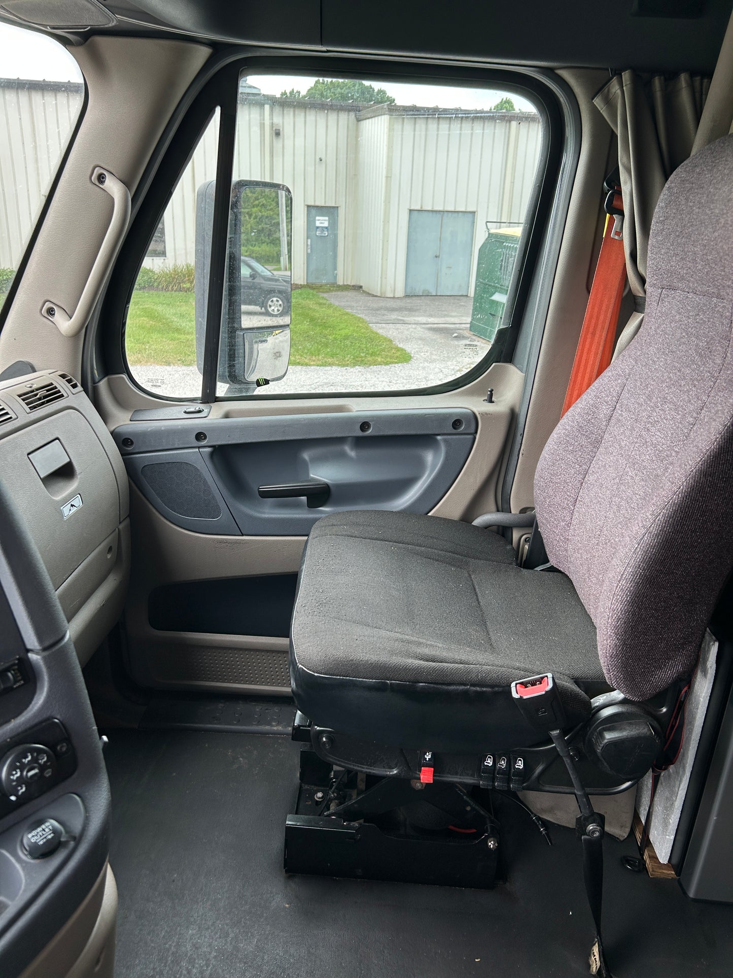 2018 Freightliner Cascadia Semi Sleeper Truck 2025M0125