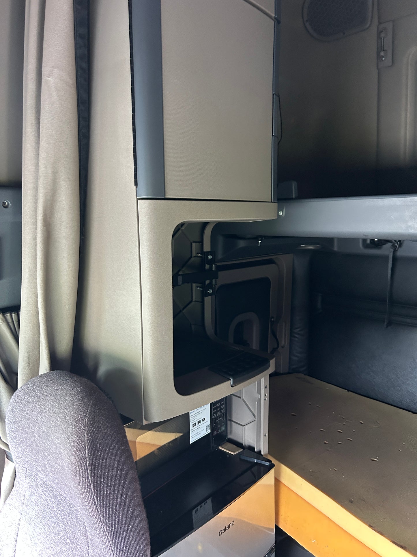 2018 Freightliner Cascadia Semi Sleeper Truck 2025M0125
