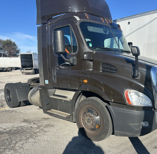 MECHANIC SPECIAL!  HAS A COOLANT LEAK NEAR BELL HOUSING  2017 Freightliner Cascadia Single Axle 2026M0127