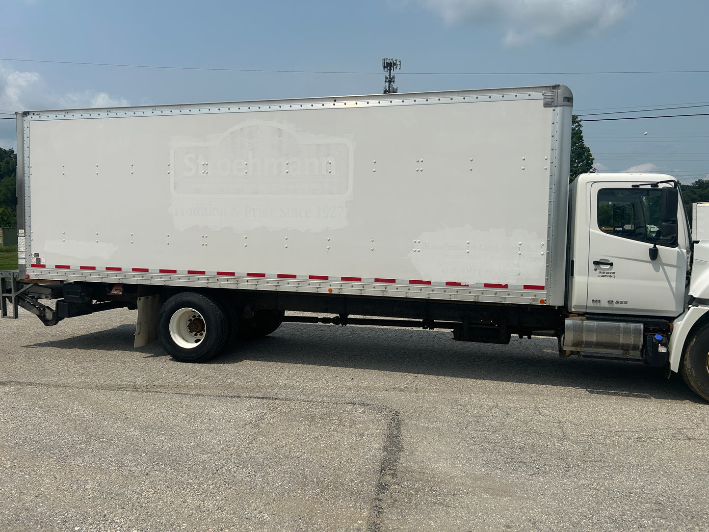 2017 Hino 268 26ft Box Truck 2026M0232