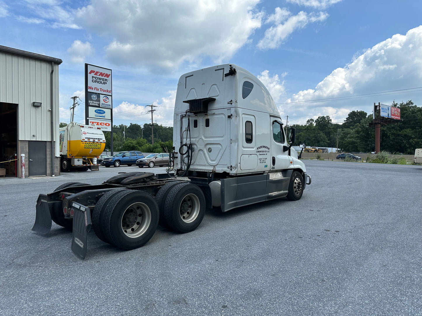 2016 FREIGHTLINER CASCADIA SLEEPER SEMI-TRUCK SKU 2023M0146