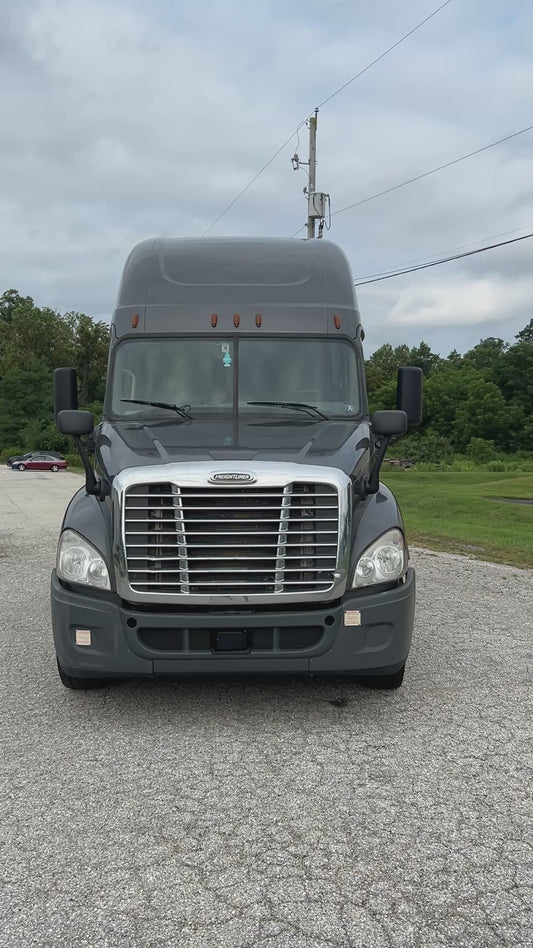 2018 Freightliner Cascadia Semi Sleeper Truck 2025M0125